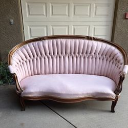 Pink Vintage Victorian Tufted Settee Sofa – Curved Wood Frame, Romantic Antique Style