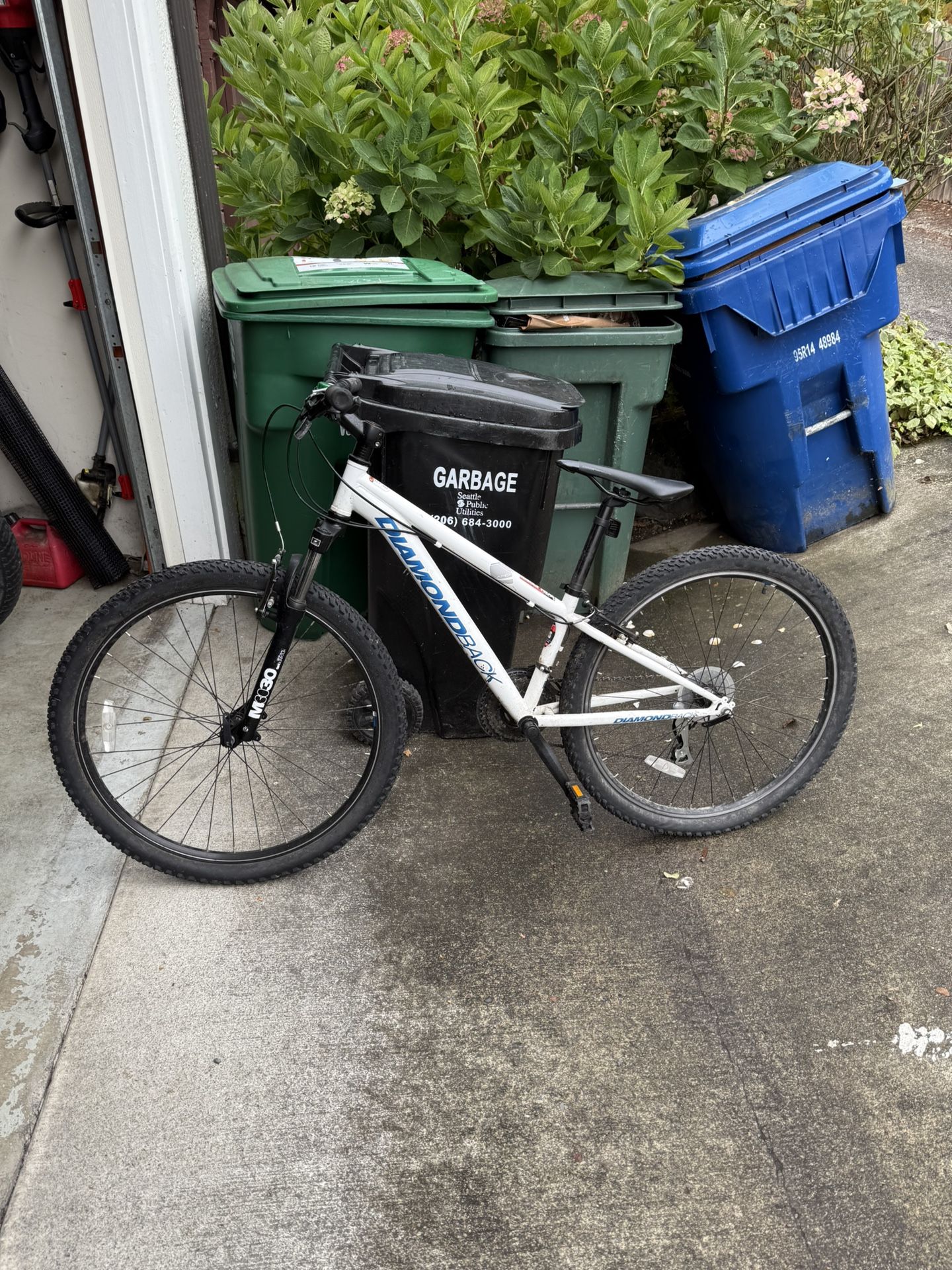 Diamondback Mountain Bike - 27.5” - Excellent condition