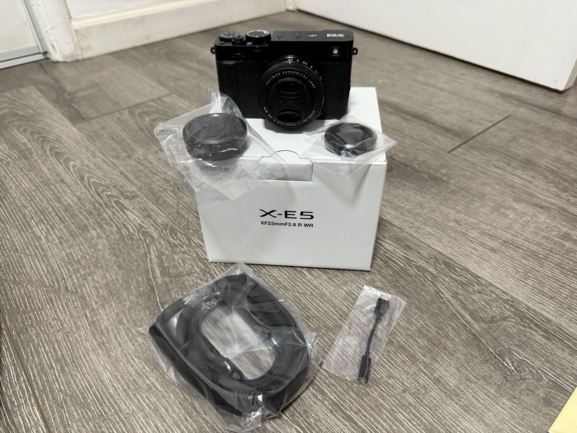 FUJIFILM X-E5 Mirrorless Digital Camera XF23mm F2.8 Lens Kit - Black