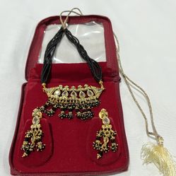 Costume Jewelry set - Necklace with matching earrings- pierced