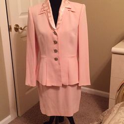 Designer suit size 6 Alberto Mankali like new great condition. Beautiful business suit. Removable collar