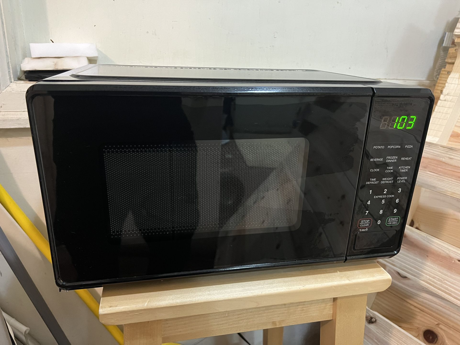 Mainstays 0.7 cu. ft. Microwave Oven