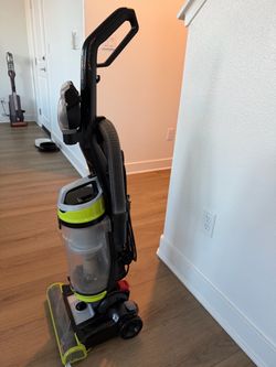 🧹 Bissell CleanView Swivel Pet Vacuum — Selling a Bissell CleanView Swivel Pet vacuum in good working condition!