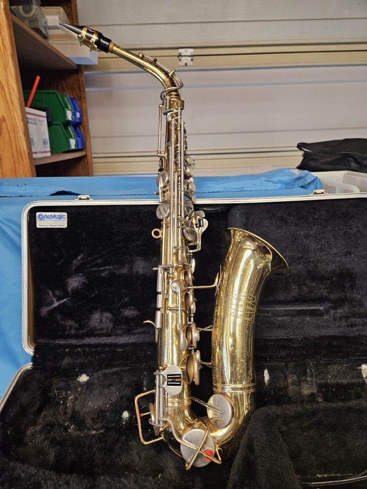 BUESCHER ARISTOCRAT ALTO SAXOPHONE WITH CASE