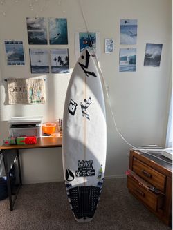 Surfboard - 5’7”