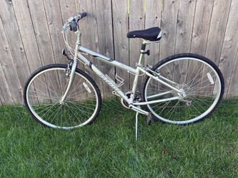 28” Lady’s GIANT Cypress 21 spd. Aluminum 15” frame Bike