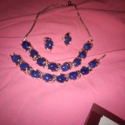 Very Beautiful Necklace Bracelet And Earings