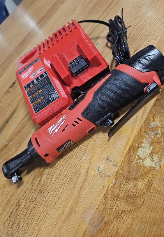 Milwaukee m12 ratchet tool with charger
