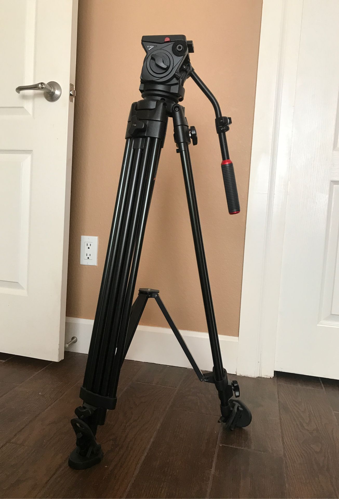 Professional tripod with ball head and extending legs