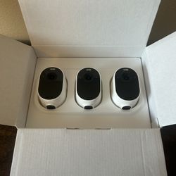 Arlo Essential Spotlight Camera (3-pack)/(New)