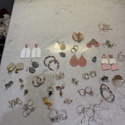 Women’s Earrings. Lot Of 35