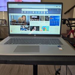 Like New HP 17 laptop I7 processor 13 gen comes with wireless mouse , charging cord and laptop bag