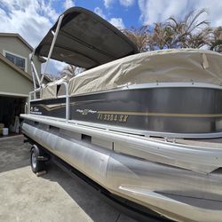 2021 SunTracker 18 DLX Party Barge