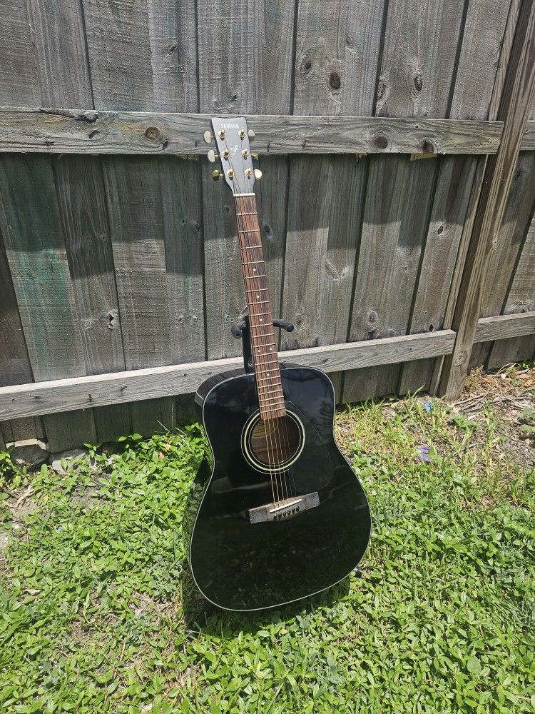 Yamaha F335 Black Acoustic Guitar - Like New