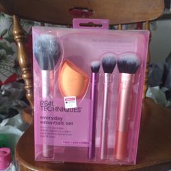 Un Estuche De Brochas Por Solo $13