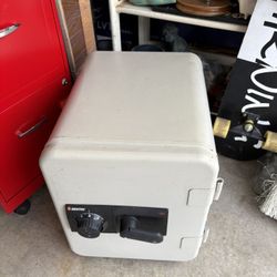 SENTRY SAFE  1250 Series ( One Hour Fire Rated ) Huge Discount For Fast Sale 👍👍 INSTRUCTIONAL PAPERS INCLUDED !!  FIRST COME FIRST SERVE -DEAL 👍👍