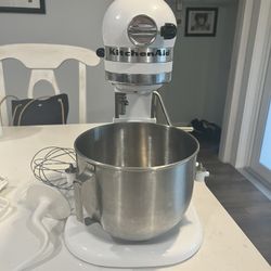 Kitchenaid Mixer. Hardly Used. 