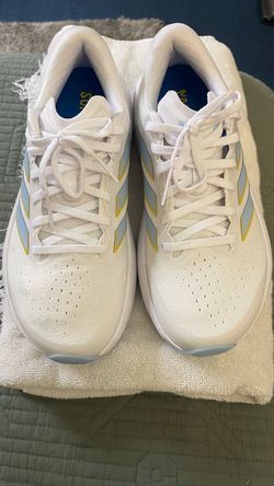 Tennis shoes