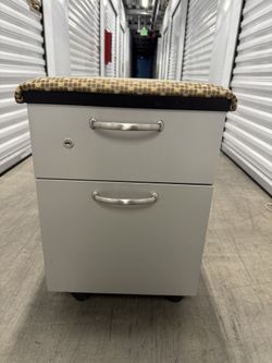 Steelcase 2 drawers rolling pedestal with key