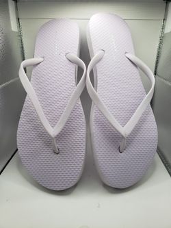 Size 9, lavender Old Navy flip-flop sandal