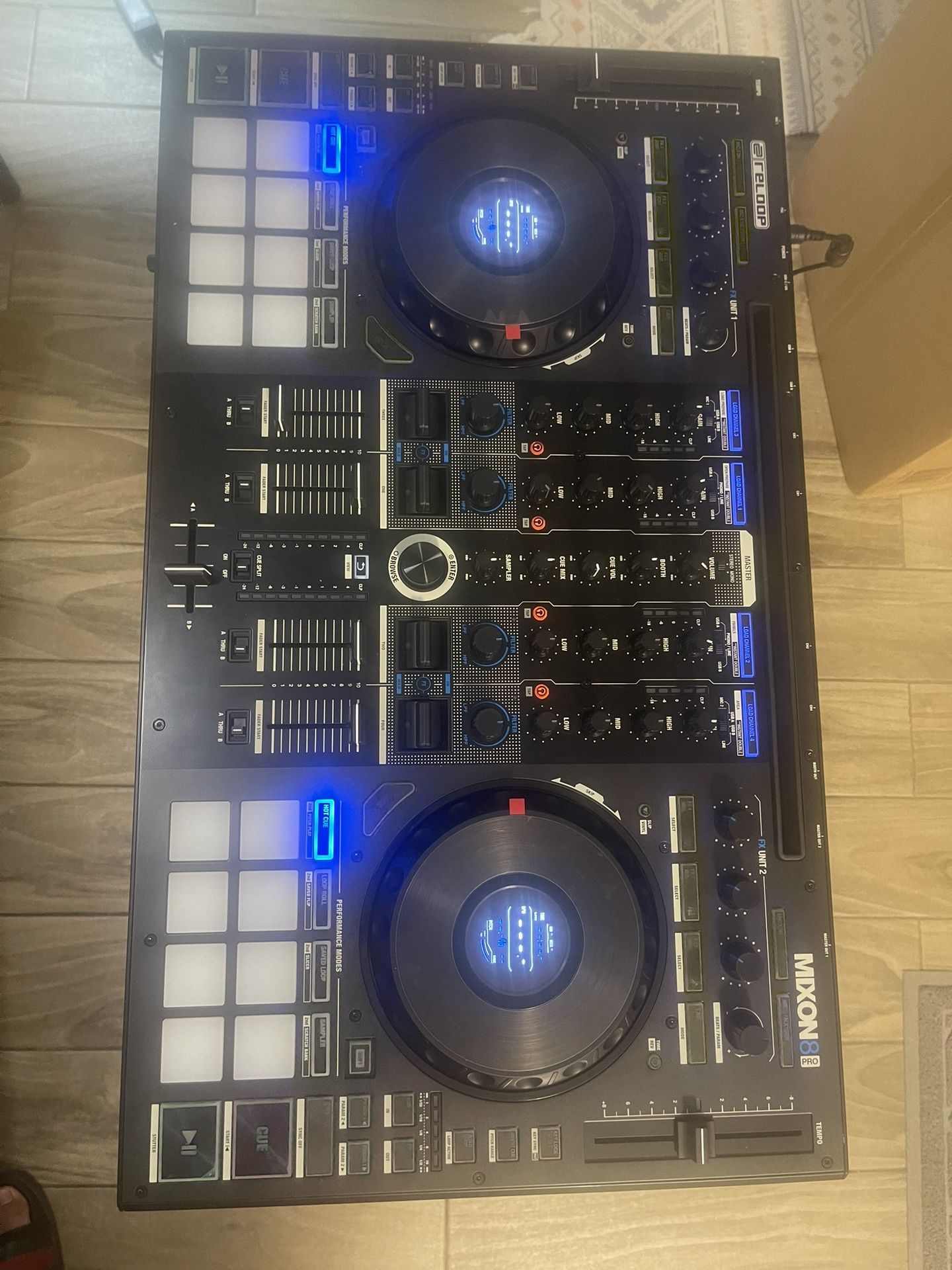 Reloop Mixon 8 Pro DJ Controller