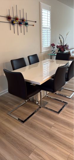 Expandable dining room table with 6 chairs