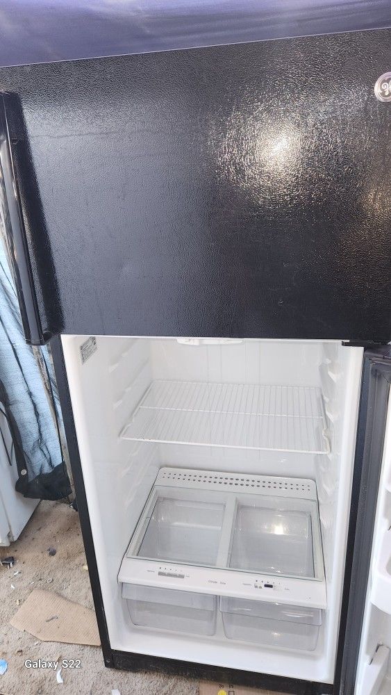 General Electric Fridge Apt Size 30 By 67 High 