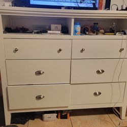 DRESSER $200