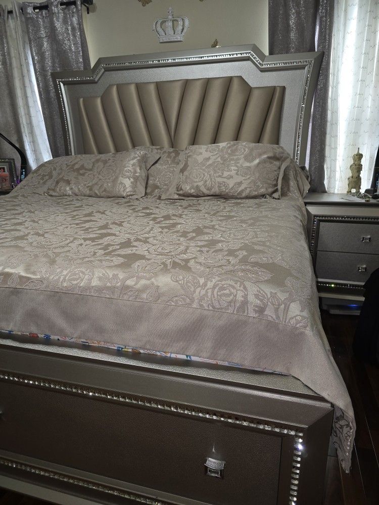 6 Pcs Bedroom Set, King Bed , DRESSER, Drawer With Mirror And 2 Nightstands