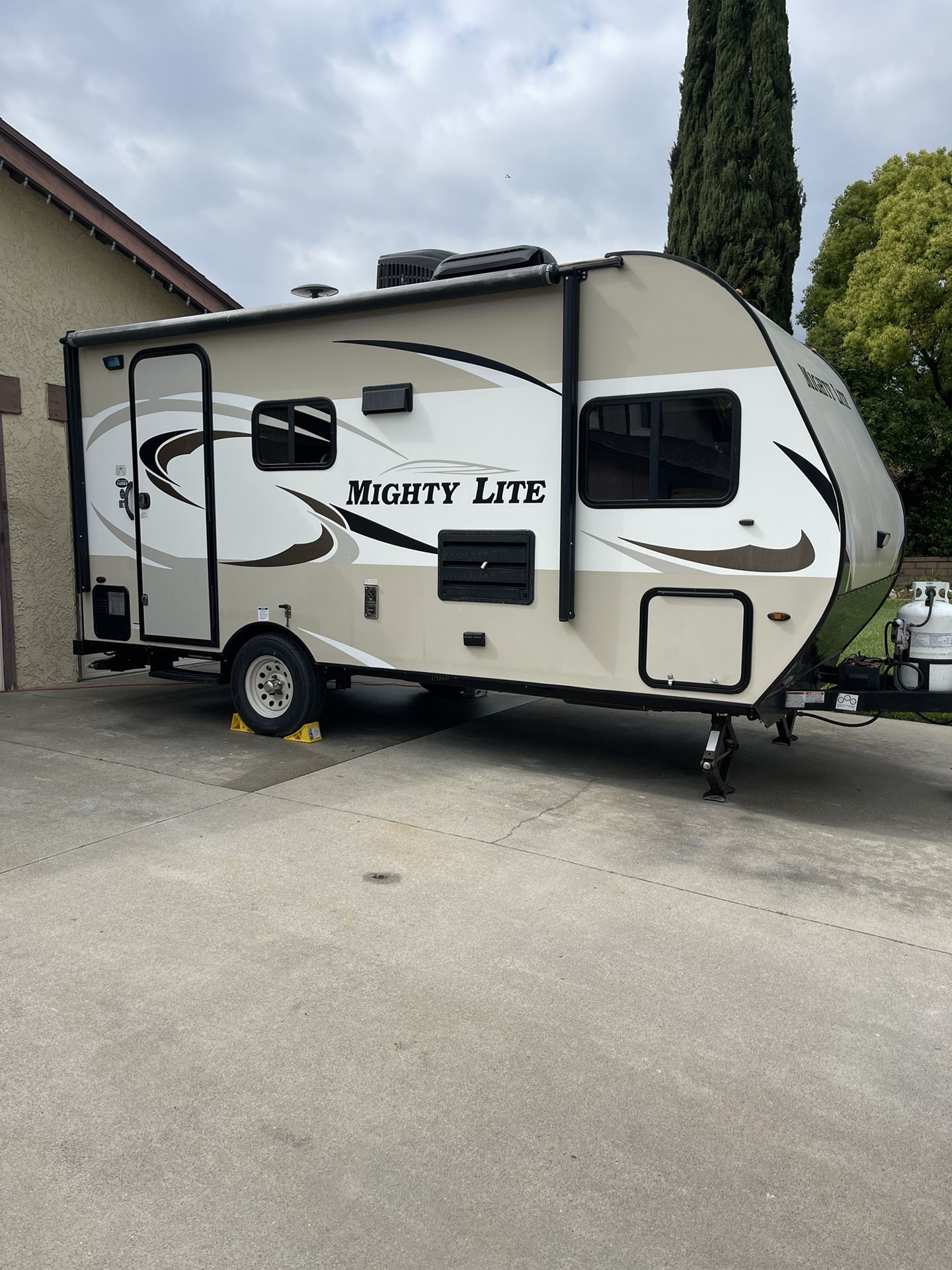 2018 Mighty Lite 16ft Travel Trailer With Slide Out 