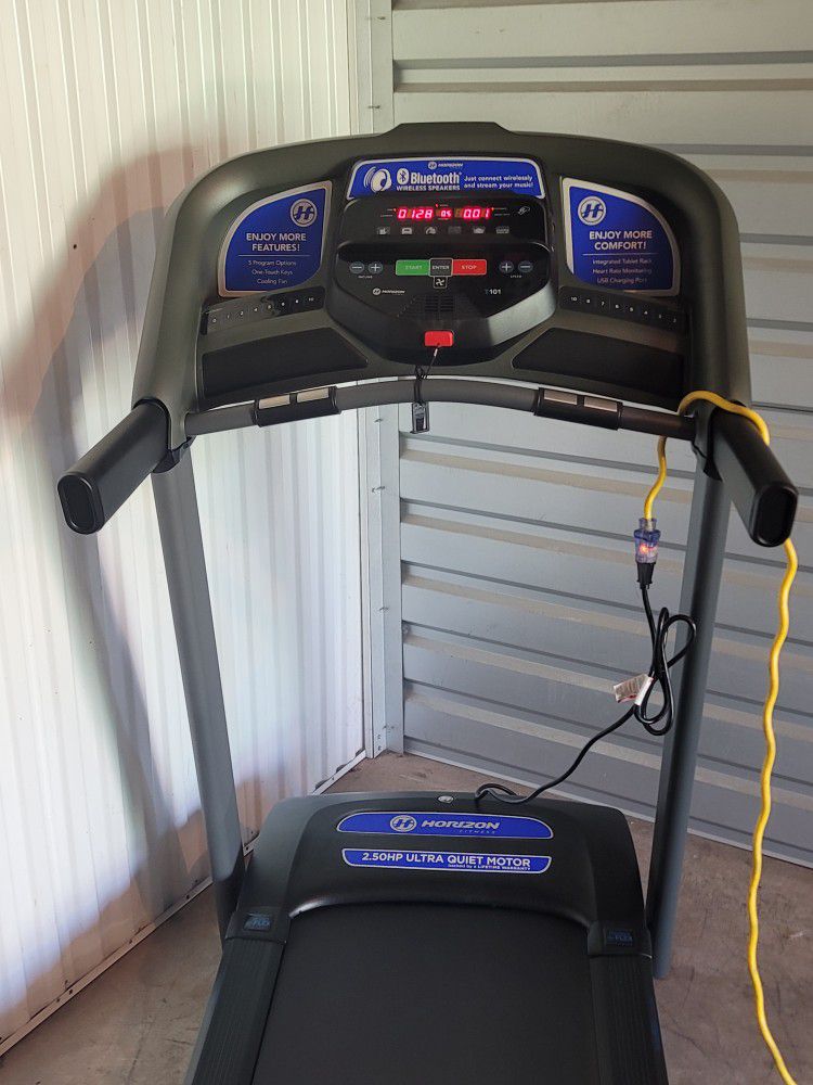 Like New Horizon Fitness T101 Treadmill 