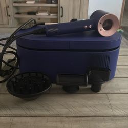Dyson Blow Dryer With Attachments And Case