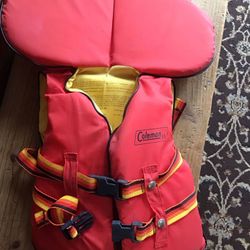 LIFE JACKET MADE BY COLEMAN $15  / GREAT FOR SMALL KIDS,  HAS HAS HEADS UP FOR CHILD 30/50 Lbs. ELMHURST, IL. 60126  Has Lift Strap  $15 