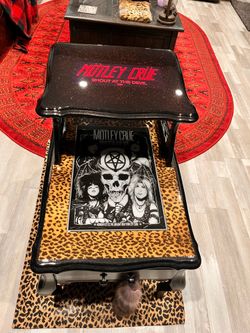 Mötley  Crüe table