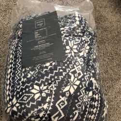Warm & Cozy Blue & White Design Fuzzy Sheet Set & 4 Pillow Cases, King Size, NEW