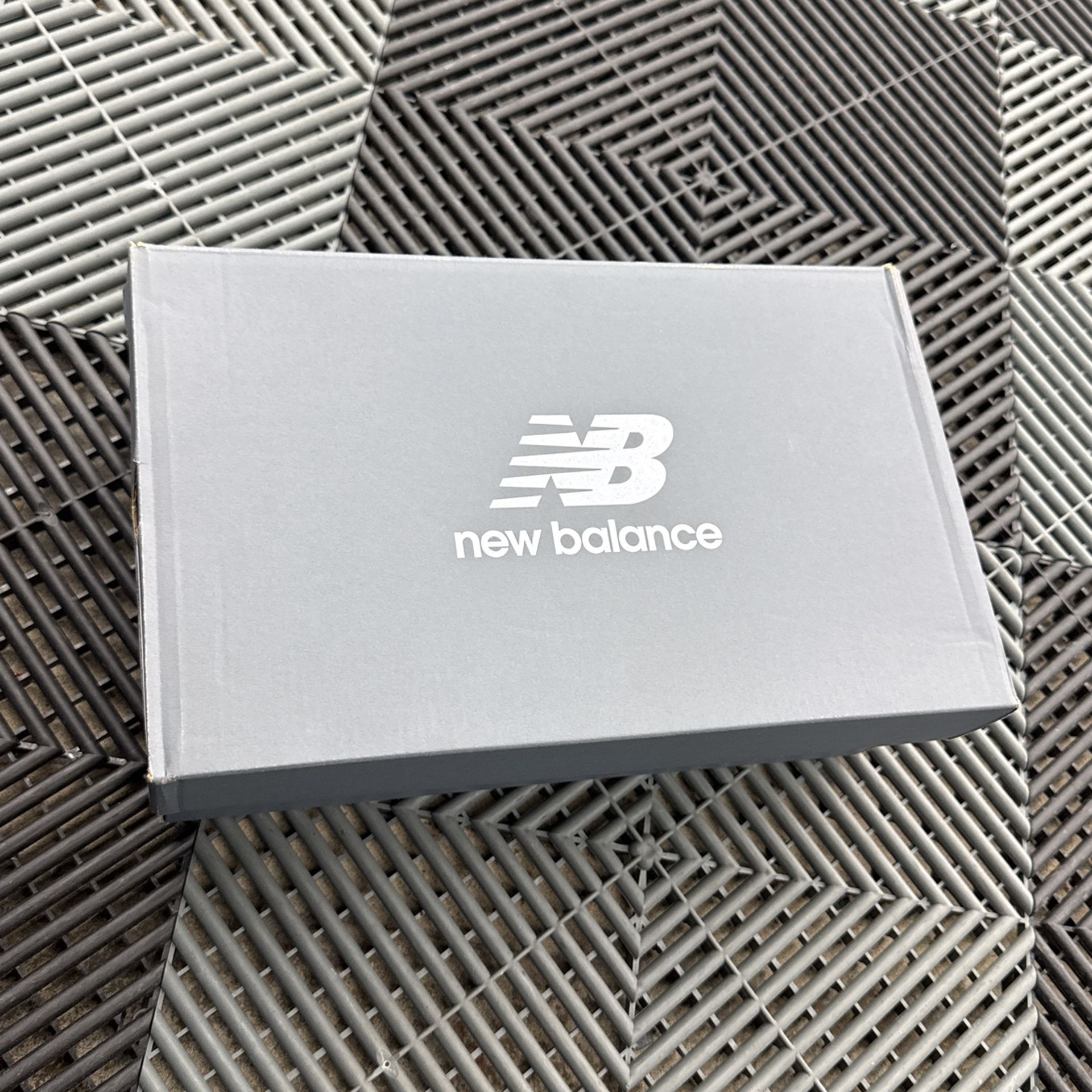 new balance 9060 Shadow _Grey Size 7 men 8.5 Women