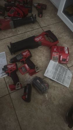 Milwaukee fuel  saw sa en impact en hammer drill is coming 1 charge en 2 battery is new