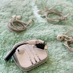 Lot Of Apple USB C And Lightning & Ear Buds Headphones 
