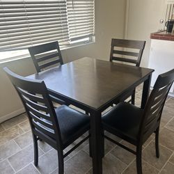 Square Table With 4 chairs