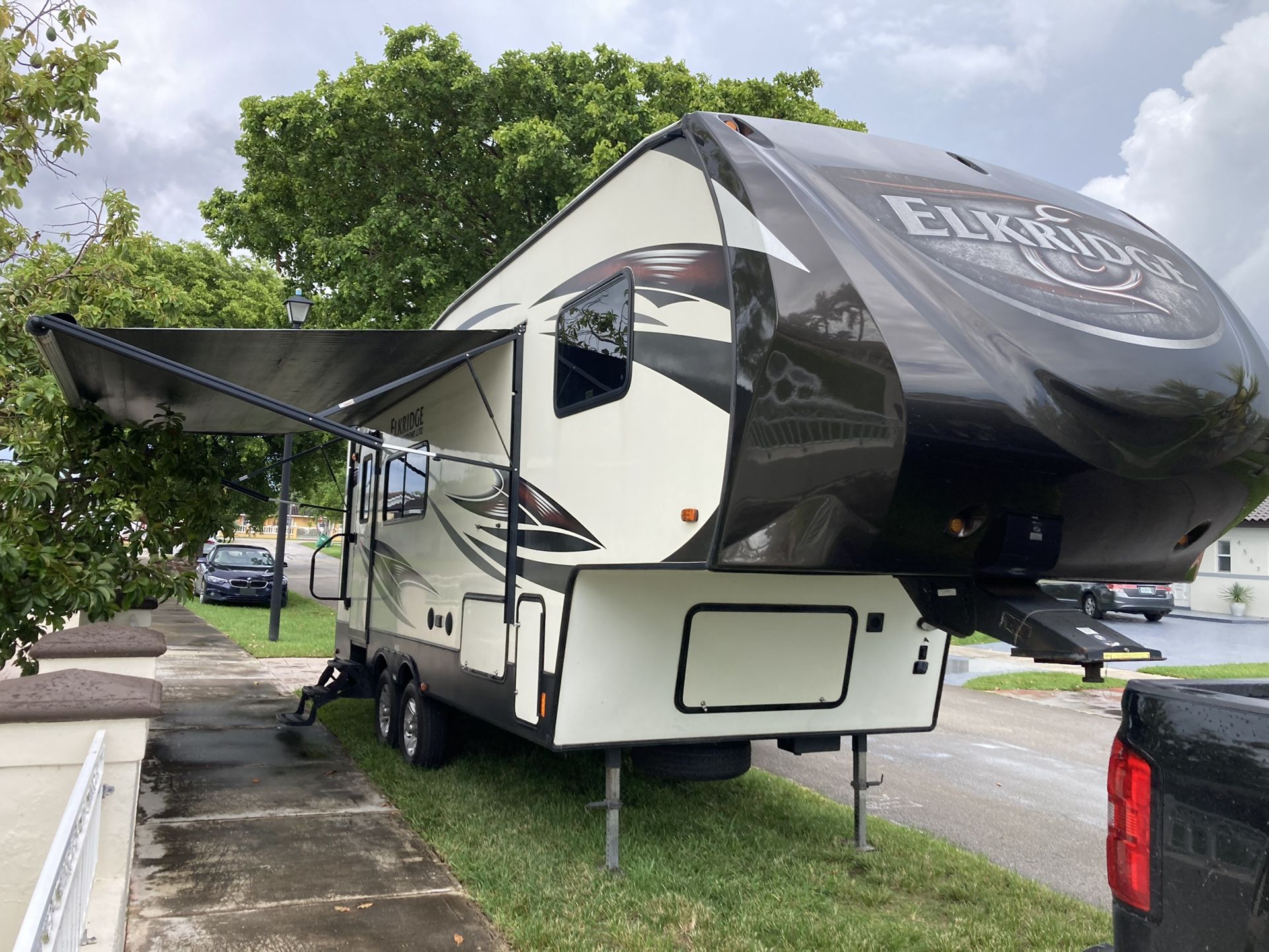 2016 Heartland elkridge 27Ft fifth wheel camper trailer