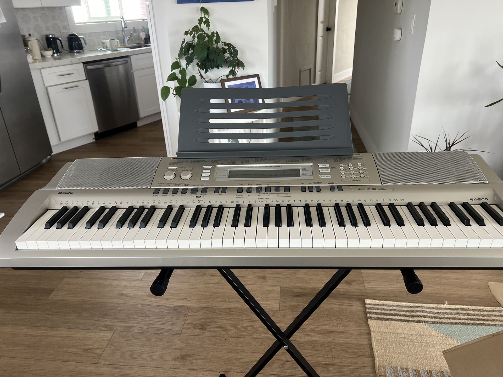 Casio Wk 200 Keyboard W/ Stand - Like New
