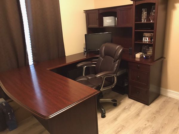 Realspace Broadstreet Contoured U Shaped Desk With 92 L