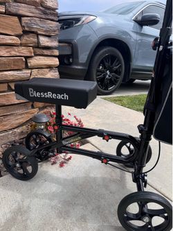 Mobility walker – KNEE Scooter. Easy to ride on compatible for a left or right side injury. Brand New! Assembled .