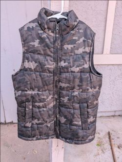 New camouflage out door sports water resistant vest size L