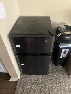 Mini fridge with freezer
