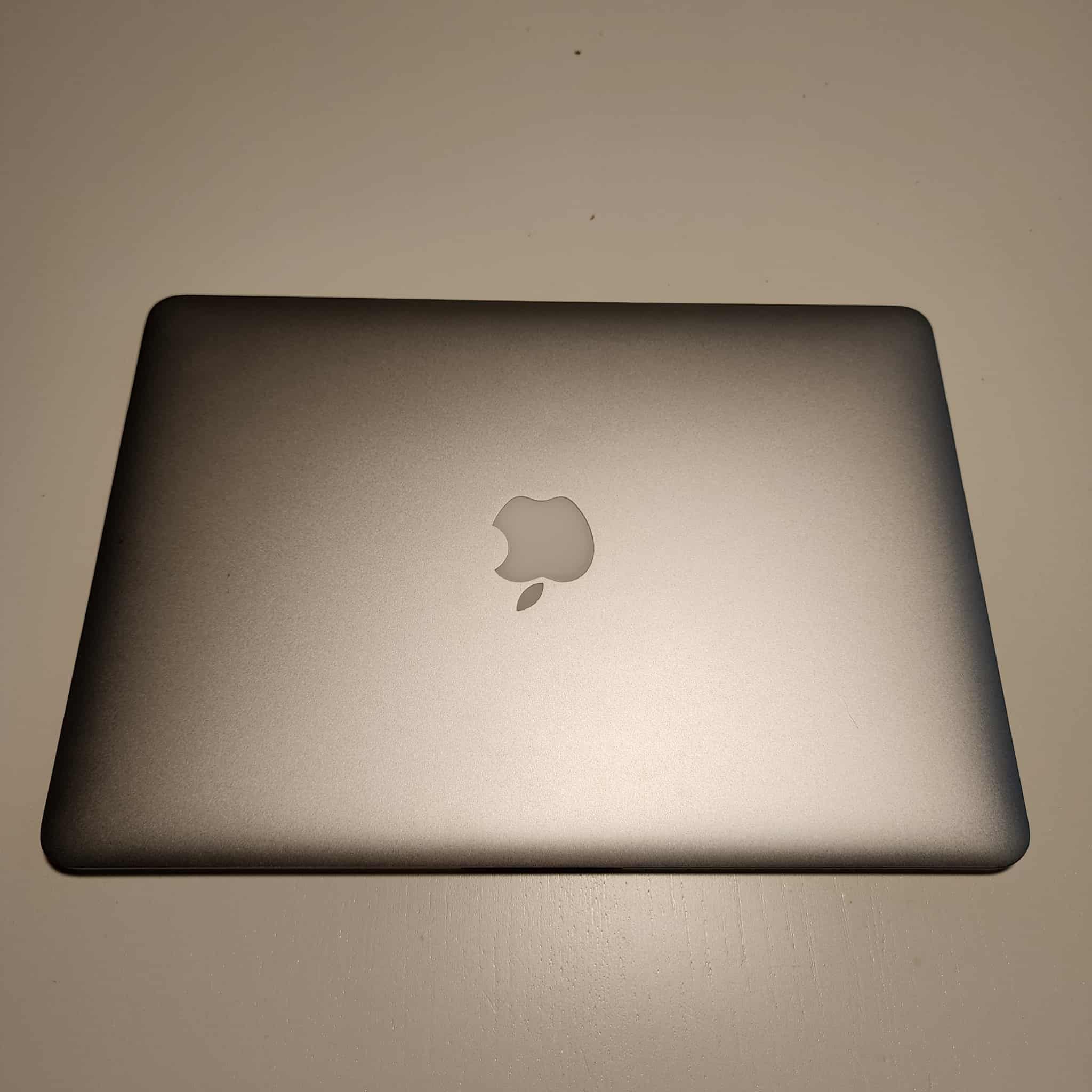 MacBook air 13-inch early 2015 Intel Core i5 1.6 GHz 8GB RAM  121GB flash storage  macOS Monterrey  version 12.7. Nothing wrong ** no trades **