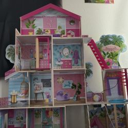 Doll House With Accesories 