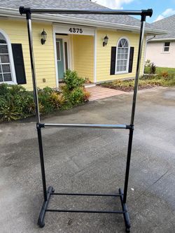 Adjustable clothing rack