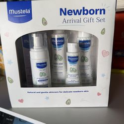 Mustela Newborn Arrival Gift Set - Baby Skincare & Bath Time Essentials - Natural & Plant Based - 5 Items Set