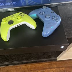 Xbox One And Controllers 